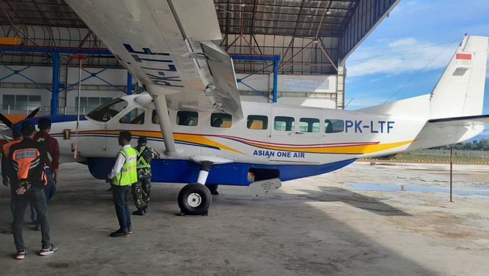Pesawat sipil milik Asian One jenis Caravan ditembaki oleh kelompok kriminal bersenjata (KKB) di Bandara Beoga, Papua Tengah.