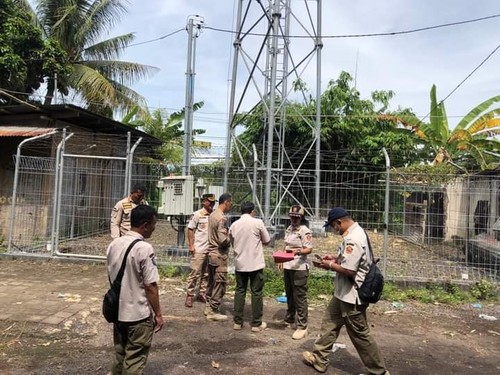 Petugas Satpol PP mengecek belasan tower atau menara telekomunikasi tak berizin di Kabupaten Buleleng, Bali. (Istimewa)