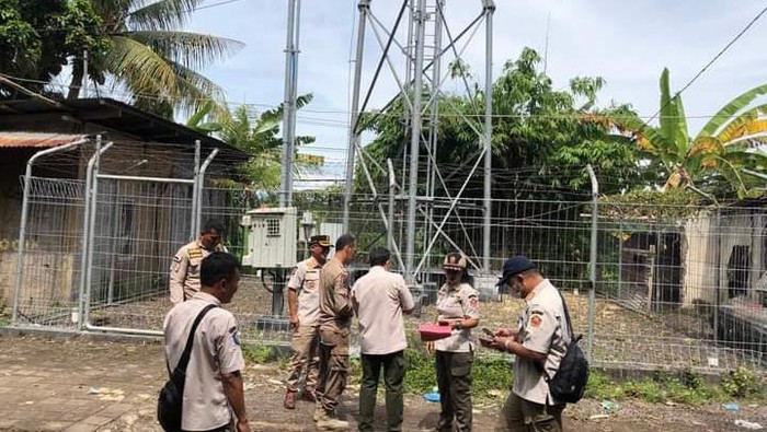 Petugas Satpol PP mengecek belasan tower atau menara telekomunikasi tak berizin di Kabupaten Buleleng, Bali. (Istimewa)