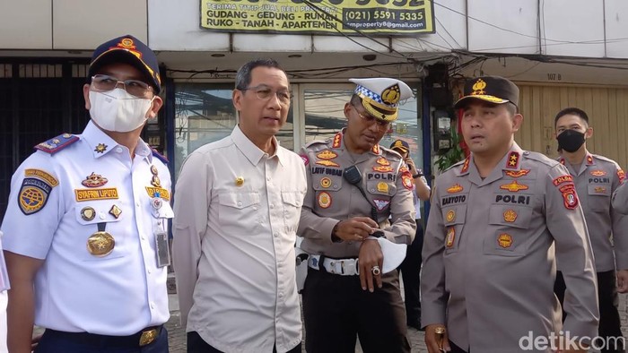 Pj Gubernur DKI Heru Budi bersama Kapolda Metro Jaya Irjen Karyoto mengecek penutupan putaran balik (U-turn) di Jalan Walter Monginsidi, Pasar Santa, Jaksel. (Firda CA/detikcom)