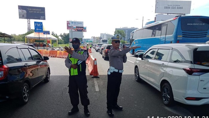 Polisi melakukan pengaturan lalu lintas di kawasan Bandara Soetta imbas kecelakaan truk terguling di dalam tol.