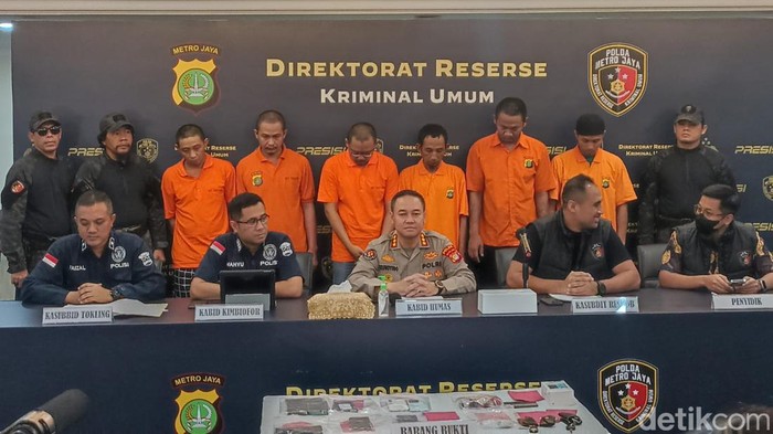 Polisi menangkap perampok yang cekoki sopir taksi memakai kecubung. Para pelaku lalu membuang korban di Tol Jagorawi hingga tertabrak kendaraan lain dan tewas. (Wildan N/detikcom)