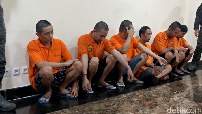 Polisi menangkap perampok yang cekoki sopir taksi memakai kecubung. Para pelaku lalu membuang korban di Tol Jagorawi hingga tertabrak kendaraan lain dan tewas. (Wildan N/detikcom)