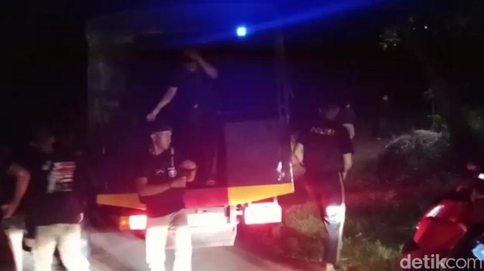 Polisi mendatangi rumah kades