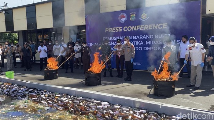 Polres Depok musnahkan barbuk narkoba. (Devi/detikcom)