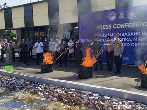Polres Depok Musnahkan Barbuk Narkoba, 40 Kg Ganja dan Sinte Dibakar