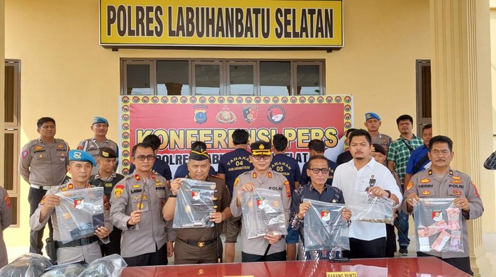Polres Labusel saat memaparkan kasus pencurian dengan senjata api. (Foto: Dok. Polres Labusel)