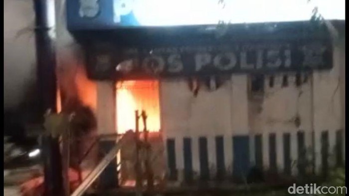 Pos Polantas pertigaan Jalan Sultan Alauddin-Jalan AP Pettarani Makassar dibakar OTK.