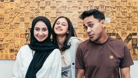 Ah, media sosial tempat sampah itu. Sampah bagi orang-orang yang nggak punya pikiran, tapi kalau bagi orang-orang yang bisa berpikir baik, ya itu bisa menjadi wasilah perantara kebaikan, tutur Ramzi. Foto: Instagram: @therealasilamaisa