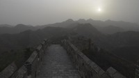 Salah satu yang terdampak adalah Tembok Besar China. Tampak langit di tembok bersejarah itu kelabu saat dihantam badai pasir.  