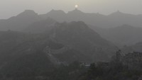 Pasir dan debu mengepung Tembok Besar China bagian Jinshanling di Chengde, Provinsi Hebei, China, Kamis (13/4/2023).   