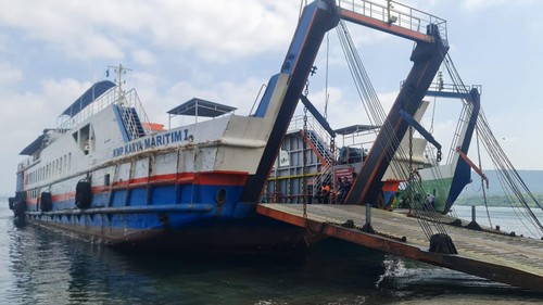 Proses pemeriksaan kesehatan kapal dan alat pendukung keselamatan penumpang menjelang arus mudik Lebaran 2023 di Pelabuhan Gilimanuk, Jembrana, Bali, Jumat (14/4/2023).