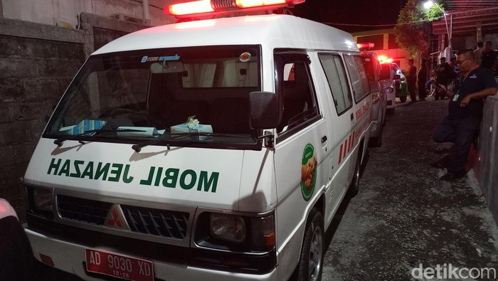 Proses pemulangan jenazah laka maut Tol Boyolali di RSUD Pandanarang, Jumat (14/4/2023).