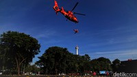 Setelah bentrokan usai, tim Basarnas yang menggunakan helikopter di lokasi.