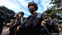 Polisi bersenjata juga dilibatkan dalam menjaga keamanan angkutan lebaran 2023.