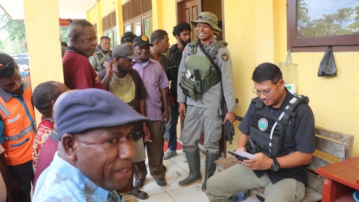 Puluhan warga di dua kampung di Maybrat, Papua Barat kembali ke rumah masing-maisng usai 1 tahun 8 bulan mengungsi pascateror KKB, Kamis (13/4/2023).