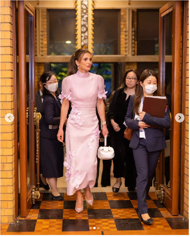 Ratu Rania melengkapi penampilannya dengan sepatu pink metalik keluaran Dior dan tas desainer Amerika Gabriela Hearst. Tas yang dipakainya merupakan seri Nina Bag dan sempat populer pada 2017 di mana untuk membelinya harus memesan terlebih dahulu. Foto: Dok. Instagram