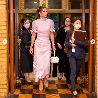 Ratu Rania melengkapi penampilannya dengan sepatu pink metalik keluaran Dior dan tas desainer Amerika Gabriela Hearst. Tas yang dipakainya merupakan seri Nina Bag dan sempat populer pada 2017 di mana untuk membelinya harus memesan terlebih dahulu. Foto: Dok. Instagram