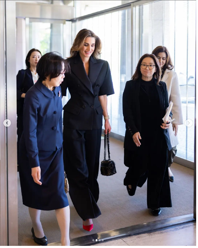 Ratu Rania tampil elegan saat mengunjungi Museum Nasional Seni Modern di Tokyo di sela-sela puasa Ramadan yang dijalaninya. Dia memakai setelan hitam dari brand Prancis, Alexandre Vauthier. Ibu tiga anak itu melengkapi gayanya dengan tas Dior seri Caro. Foto: Dok. Instagram
