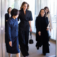 Ratu Rania tampil elegan saat mengunjungi Museum Nasional Seni Modern di Tokyo di sela-sela puasa Ramadan yang dijalaninya. Dia memakai setelan hitam dari brand Prancis, Alexandre Vauthier. Ibu tiga anak itu melengkapi gayanya dengan tas Dior seri Caro. Foto: Dok. Instagram