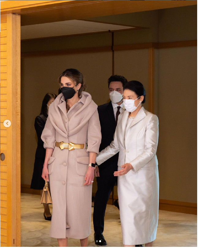 Saat datang ke Istana Imperial, Tokyo, Jepang ini, Ratu Rania tampil stylish dengan blazer dress berwarna beige karya desainer Mohamed Benchellal. Rania melengkapi gayanya dengan belt emas dari brand Marni. Dia juga membawa tas Fendi seri Peekaboo berwarna senada dengan busananya. Tas tersebut harganya sekitar Rp 68 juta. Foto: Dok. Instagram