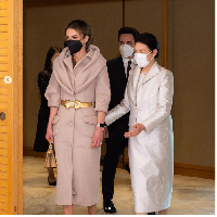 Saat datang ke Istana Imperial, Tokyo, Jepang ini, Ratu Rania tampil stylish dengan blazer dress berwarna beige karya desainer Mohamed Benchellal. Rania melengkapi gayanya dengan belt emas dari brand Marni. Dia juga membawa tas Fendi seri Peekaboo berwarna senada dengan busananya. Tas tersebut harganya sekitar Rp 68 juta. Foto: Dok. Instagram
