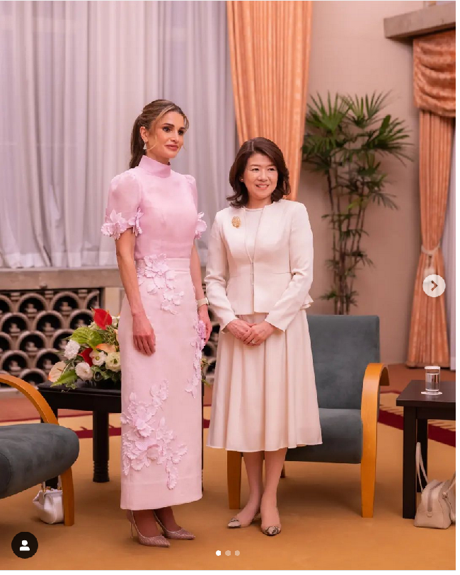 Ratu Rania tampil ultra feminin saat berbincang intim dengan Yuko Kishida, istri Perdana Menteri Jepang Fumio Kishida. Ratu kerajaan berusia 52 tahun itu mengenakan dress pensil berwarna pink dari koleksi resort 2023 Zimmermann. Foto: Dok. Instagram