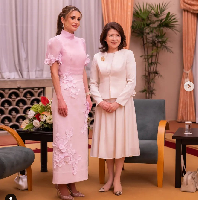 Ratu Rania tampil ultra feminin saat berbincang intim dengan Yuko Kishida, istri Perdana Menteri Jepang Fumio Kishida. Ratu kerajaan berusia 52 tahun itu mengenakan dress pensil berwarna pink dari koleksi resort 2023 Zimmermann. Foto: Dok. Instagram
