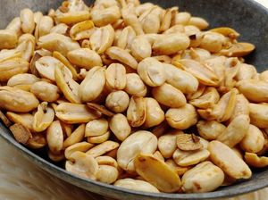 Resep Kacang Bawang Renyah Pakai Santan, Gurih Renyahnya Bikin Nagih
