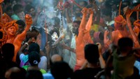Umat Hindu menari saat mengikuti festival yang disebut Lal Kach (Kaca Merah) pada hari terakhir bulan Bangla di Munshigonj, Dhaka, Bangladesh, Kamis (13/4/2023).