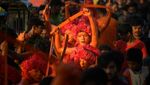 Ritual Unik di Bangladesh, Seluruh Tubuh Umat Hindu Dicat Merah