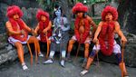 Ritual Unik di Bangladesh, Seluruh Tubuh Umat Hindu Dicat Merah