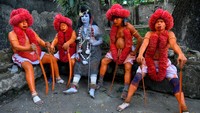 Setelah itu, mereka mengikuti prosesi memegang pedang untuk menunjukkan kekuatan melawan kejahatan.