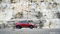 Honda WR-V menyusuri jalur itu dengan stabil, kuat mendaki maupun menembus tembok angin di jalan datar nan panjang.