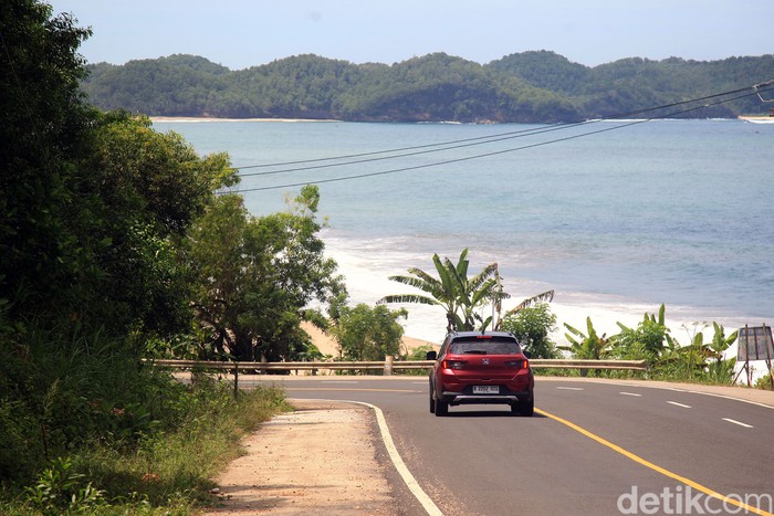 Jalur Pantai Selatan Jawa dikenal eksotis, penuh dengan tikungan, tanjakan hingga hutan budidaya. Honda WR-V membuktikannya.