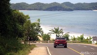 Dari perbukitan Ciwidey di Bandung menuju Pantai Santolo Garut, lalu bergeser ke Pangandaran, membabat jalur Daendels dari Cilacap hingga Jogja, mendaki di pegunungan Gunung Kidul hingga Pantai Klayar.