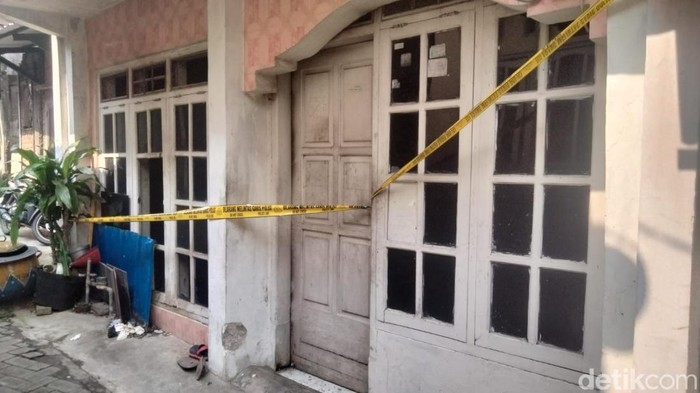 rumah istri yang dibakar suami di lontar lakarsantri surabaya