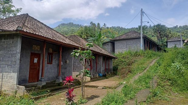 Rumah warga Dusun Munti Gunung Tengah, Desa Tianyar Barat, Karangasem, Senin (27/2/2023). Rumah tersebut didirikan oleh Kementerian Sosial. Munti Gunung Tengah juga dikenal sebagai kampung pengemis.