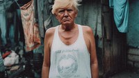 Presiden Donald Trump digambarkan terlihat gagah dan acak-acakan mengenakan tank-top kebesaran putih dan celana pendek kotor dengan rambut kuning khasnya tumbuh terlalu besar dan liar dengan ekspresi sombong di wajahnya. Foto: https://www.instagram.com/withgokul/