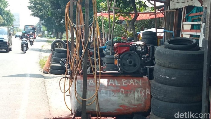 Salah satu tempat tambal ban di Cirebon.