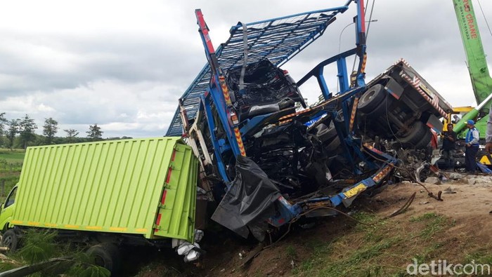 Sebagian kendaraan yang terlibat dalam kecelakaan beruntun di tol Semarang-Solo, Boyolali, Kamis (14/4/2023).