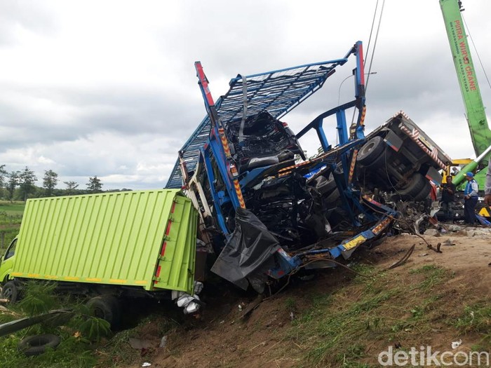 Sebagian kendaraan yang terlibat dalam kecelakaan beruntun di tol Semarang-Solo, Boyolali, Kamis (14/4/2023).