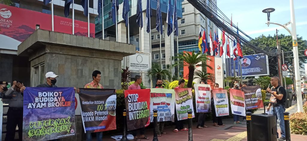 Sebanyak 50 peternak ayam yang tergabung dalam Komunitas Peternak Unggas Nasional (KPUN) menggelar aksi demo hari ini Jumat (14/4/2023) di depan gedung Kementerian Perdagangan. (Dok. Alvino Antonio/ Komunitas Peternak Unggas Nasional)