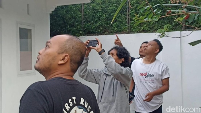 Sejumlah warga di Trenggalek keluar rumah setelah merasakan kerasnya guncangan gempa yang berpusat di Tuban