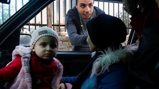 Seorang pria Kristen Palestina Ehab Ayyad menawarkan kurma dan air kepada umat Islam yang terjebak kemacetan atau terlambat pulang untuk berbuka puasa selama Ramadhan, di Kota Gaza 12 April 2023. (REUTERS/Ibraheem Abu Mustafa)