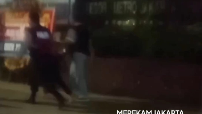 Seorang terduga pelaku begal motor babak belur dihajar warga di Jatinegara, Jakarta Timur (Jaktim). Pelaku lalu diserahkan ke Polres Metro Jaktim. (Tangkapan layar video viral)