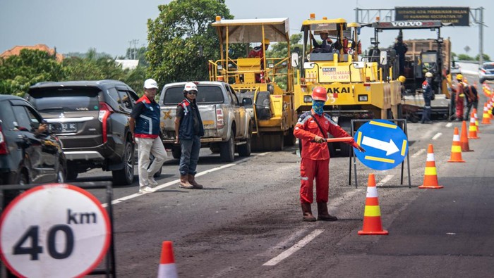 Pekerja dibantu alat berat menyelesaikan pengaspalan Jalan Tol Trans Sumatera ruas Kayu Agung-Palembang (Kapal) di  Kabupaten Ogan Komering Ilir (OKI), Sumatera Selatan, Kamis (13/4/2023). H-9 jelang Hari Raya Idul Fitri 1444 H, sejumlah tiitk di Jalan Tol Trans Sumatera ruas Kayu Agung-Palembang (Kapal) masih dilakukan perbaikan. ANTARA FOTO/Nova Wahyudi/hp.