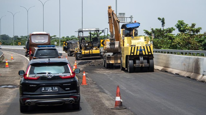 Pekerja dibantu alat berat menyelesaikan pengaspalan Jalan Tol Trans Sumatera ruas Kayu Agung-Palembang (Kapal) di  Kabupaten Ogan Komering Ilir (OKI), Sumatera Selatan, Kamis (13/4/2023). H-9 jelang Hari Raya Idul Fitri 1444 H, sejumlah tiitk di Jalan Tol Trans Sumatera ruas Kayu Agung-Palembang (Kapal) masih dilakukan perbaikan. ANTARA FOTO/Nova Wahyudi/hp.