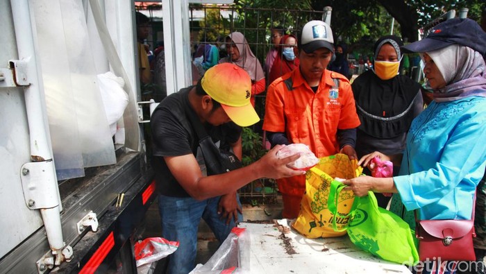 Sepekan Jelang Lebaran, Sembako Murah Diserbu Warga Warga mengantre penjualan pangan bersubsidi di RPTRA Joglo, Jakarta Barat, Jumat (14/4/2023). Pangan yang dijual murah tersebut yakni beras, susu, telur, ikan, daging dan ayam.