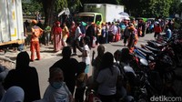 Antrean warga yang ingin membeli sembako murah terlihat sejak pukul 08.00 WIB.